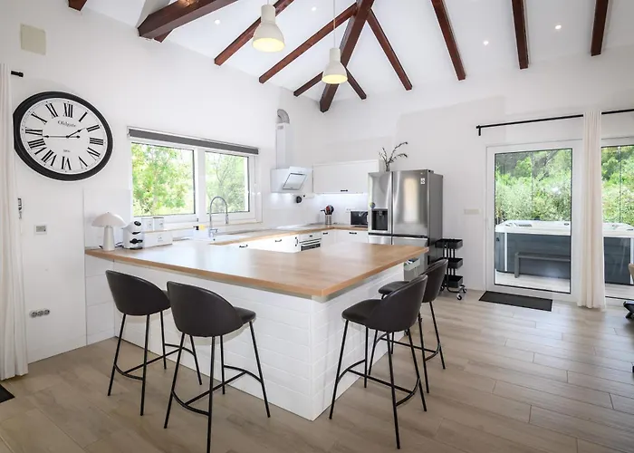 Stella - Heated Pool, Jacuzzi & Sauna Villa